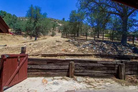 Exterior - 25441 Bear Valley Rd, Tehachapi, CA 93561 photo 10 of 10