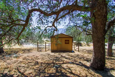 Exterior - 25441 Bear Valley Rd, Tehachapi, CA 93561 photo 5 of 10