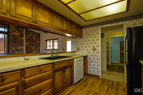 Kitchen - 25441 Bear Valley Rd, Tehachapi, CA 93561 photo 2 of 2