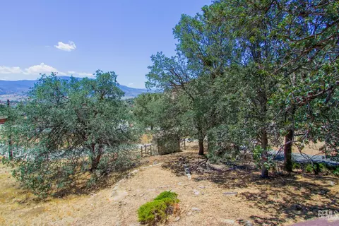 Exterior - 25441 Bear Valley Rd, Tehachapi, CA 93561 photo 4 of 10