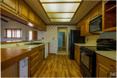Kitchen - 25441 Bear Valley Rd, Tehachapi, CA 93561 photo 1 of 2