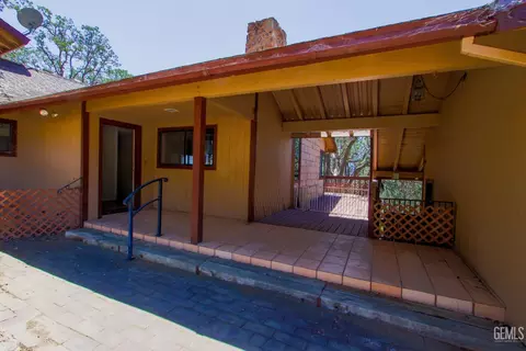 Exterior - 25441 Bear Valley Rd, Tehachapi, CA 93561 photo 6 of 10