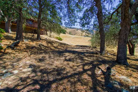 Exterior - 25441 Bear Valley Rd, Tehachapi, CA 93561 photo 3 of 10