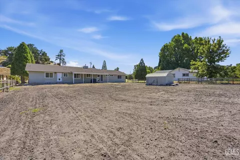 Exterior - 23461 Lakeview Dr, Tehachapi, CA 93561 photo 8 of 9
