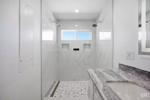 Bath - 23461 Lakeview Dr, Tehachapi, CA 93561 photo 2 of 4