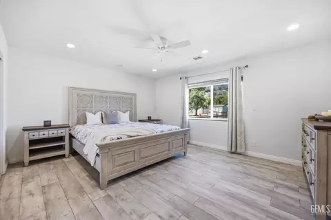 Bedroom - 23461 Lakeview Dr, Tehachapi, CA 93561 photo 1 of 9