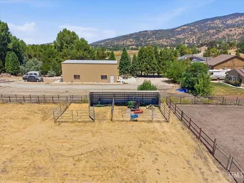 Exterior - 23461 Lakeview Dr, Tehachapi, CA 93561 photo 5 of 9
