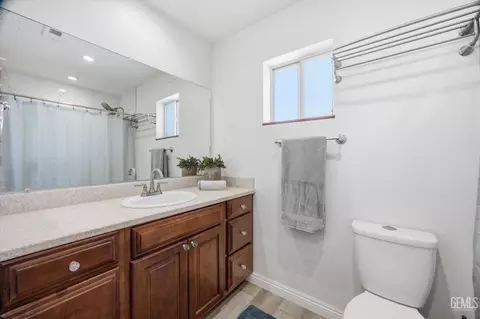 Bath - 23461 Lakeview Dr, Tehachapi, CA 93561 photo 4 of 4