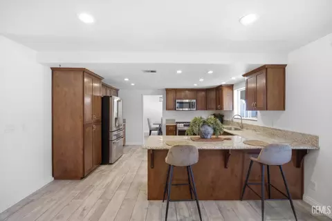 Kitchen - 23461 Lakeview Dr, Tehachapi, CA 93561 photo 6 of 6