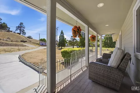 Exterior - 23461 Lakeview Dr, Tehachapi, CA 93561 photo 4 of 9