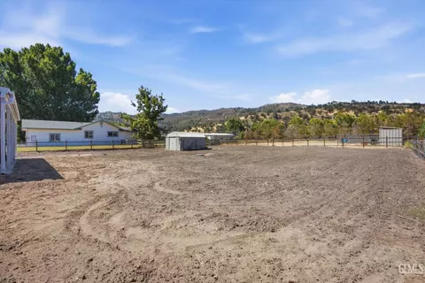 Exterior - 23461 Lakeview Dr, Tehachapi, CA 93561 photo 9 of 9