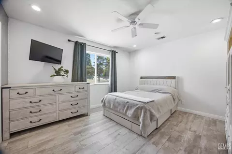 Bedroom - 23461 Lakeview Dr, Tehachapi, CA 93561 photo 6 of 9