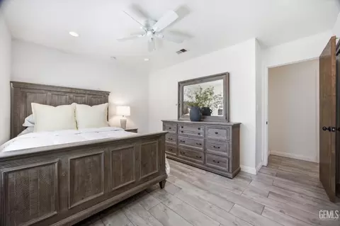 Bedroom - 23461 Lakeview Dr, Tehachapi, CA 93561 photo 5 of 9