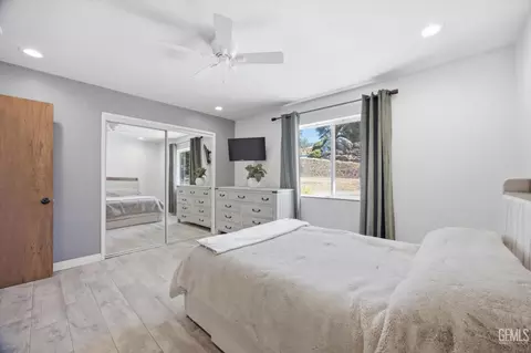 Bedroom - 23461 Lakeview Dr, Tehachapi, CA 93561 photo 7 of 9