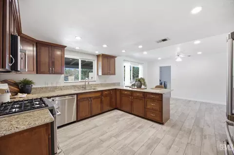 Kitchen - 23461 Lakeview Dr, Tehachapi, CA 93561 photo 4 of 6