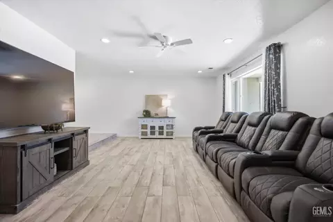 Entry Way - 23461 Lakeview Dr, Tehachapi, CA 93561 photo 2 of 2