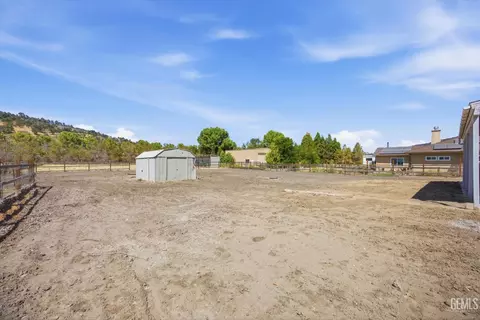 Exterior - 23461 Lakeview Dr, Tehachapi, CA 93561 photo 6 of 9