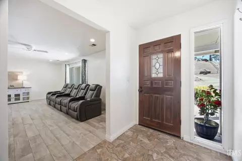Entry Way - 23461 Lakeview Dr, Tehachapi, CA 93561 photo 1 of 2