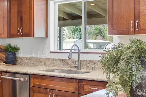 Kitchen - 23461 Lakeview Dr, Tehachapi, CA 93561 photo 3 of 6