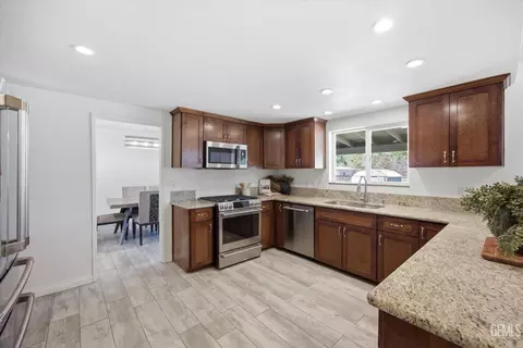 Kitchen - 23461 Lakeview Dr, Tehachapi, CA 93561 photo 5 of 6