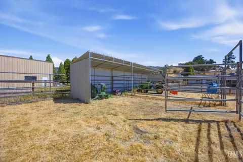 Exterior - 23461 Lakeview Dr, Tehachapi, CA 93561 photo 7 of 9