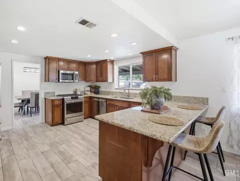 Kitchen - 23461 Lakeview Dr, Tehachapi, CA 93561 photo 2 of 6