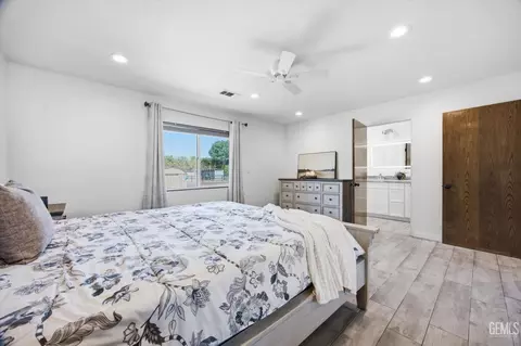 Bedroom - 23461 Lakeview Dr, Tehachapi, CA 93561 photo 3 of 9
