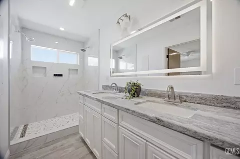 Bath - 23461 Lakeview Dr, Tehachapi, CA 93561 photo 1 of 4