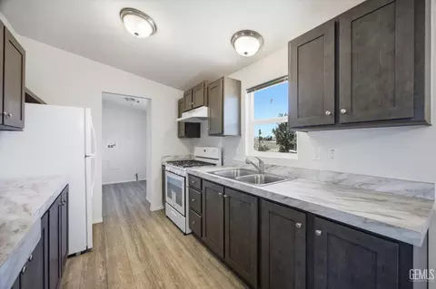 Kitchen - 20405 Weston Ave, Tehachapi, CA 93561 photo 3 of 5