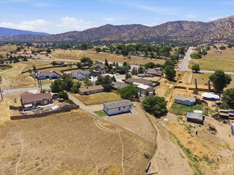 View/Area - 20405 Weston Ave, Tehachapi, CA 93561 photo 4 of 6
