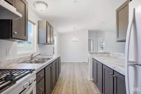 Kitchen - 20405 Weston Ave, Tehachapi, CA 93561 photo 2 of 5