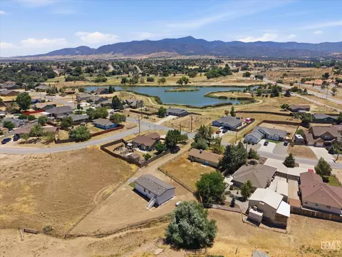 View/Area - 20405 Weston Ave, Tehachapi, CA 93561 photo 2 of 6