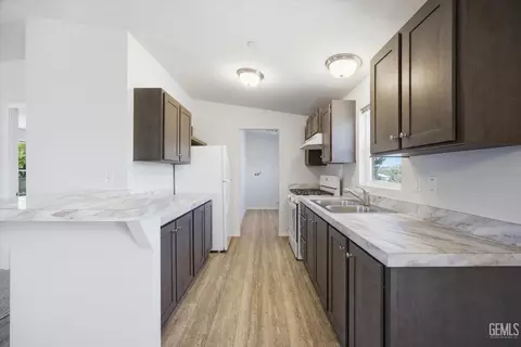 Kitchen - 20405 Weston Ave, Tehachapi, CA 93561 photo 4 of 5