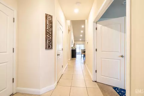 Entry Way - 5519 Rivulet Run Ct, Bakersfield, CA 93313 photo 2 of 6