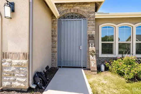 Entry Way - 5519 Rivulet Run Ct, Bakersfield, CA 93313 photo 1 of 6