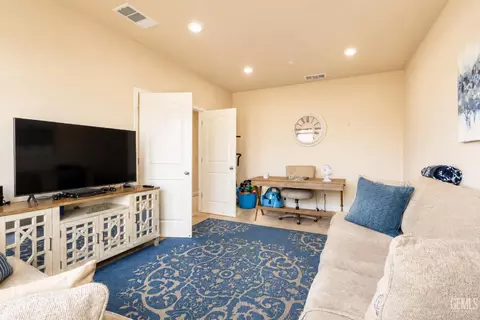 Living - 5519 Rivulet Run Ct, Bakersfield, CA 93313 photo 2 of 3