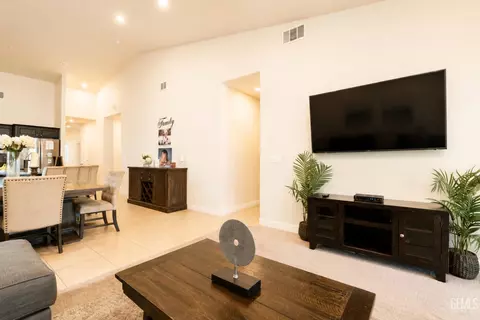 Entry Way - 5519 Rivulet Run Ct, Bakersfield, CA 93313 photo 5 of 6