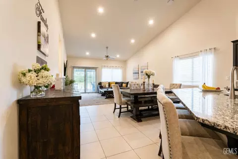 Entry Way - 5519 Rivulet Run Ct, Bakersfield, CA 93313 photo 3 of 6
