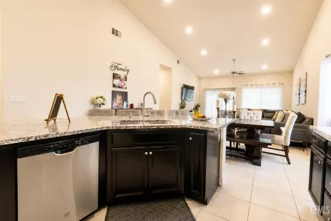 Kitchen - 5519 Rivulet Run Ct, Bakersfield, CA 93313 photo 1 of 2