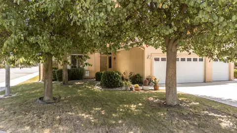 Exterior - 3003 Boulder Ridge Ln, Bakersfield, CA 93313 photo 8 of 10