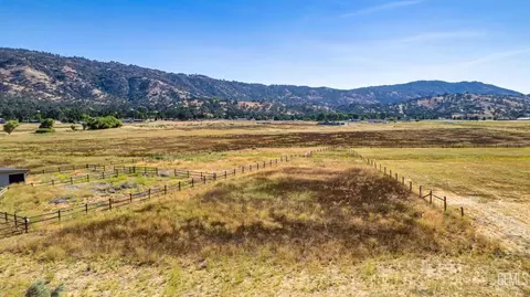 23700 Dart Dr, Tehachapi, CA 93561 photo 4