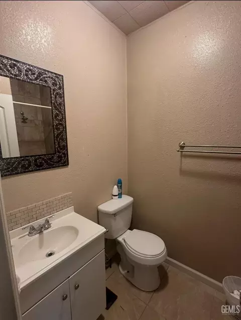Bath - 27992 Taft Hwy, Taft, CA 93268 photo 1 of 4