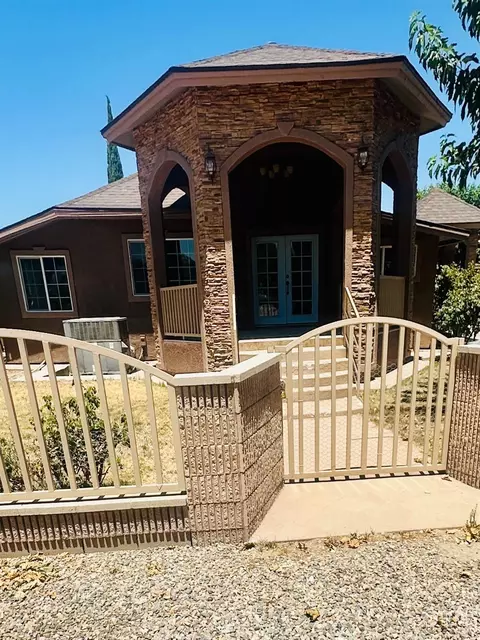 Exterior - 27992 Taft Hwy, Taft, CA 93268 photo 2 of 12