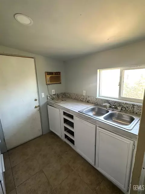 Kitchen - 27992 Taft Hwy, Taft, CA 93268 photo 2 of 2