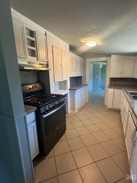 Kitchen - 27992 Taft Hwy, Taft, CA 93268 photo 1 of 2
