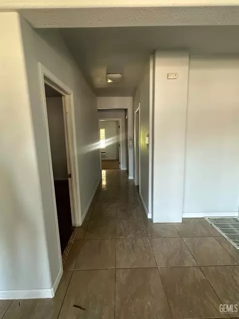 Entry Way - 27992 Taft Hwy, Taft, CA 93268 photo 2 of 3