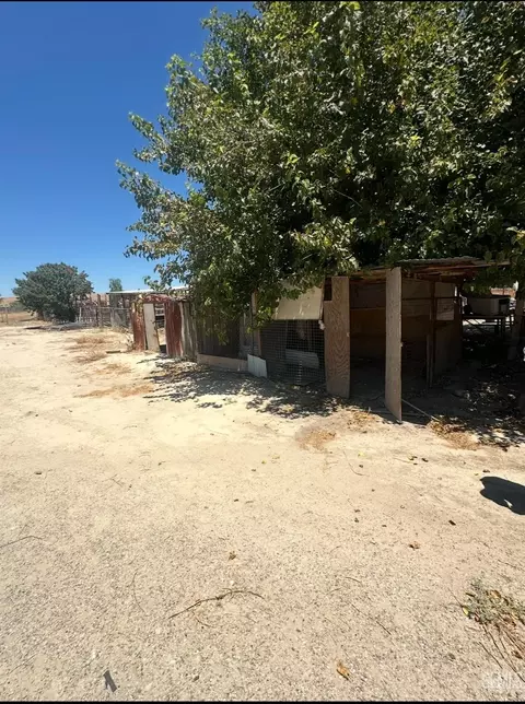Exterior - 27992 Taft Hwy, Taft, CA 93268 photo 11 of 12
