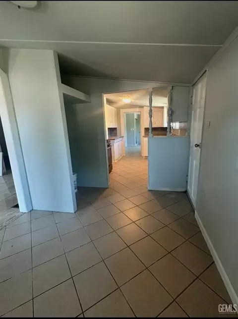 Entry Way - 27992 Taft Hwy, Taft, CA 93268 photo 1 of 3