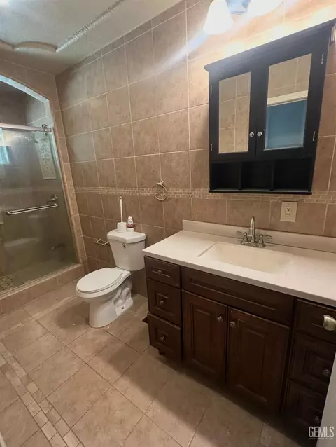 Bath - 27992 Taft Hwy, Taft, CA 93268 photo 3 of 4