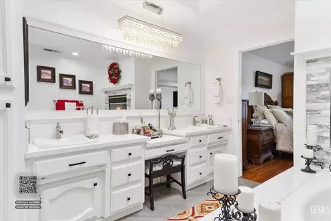 Bath - 14103 Via Contento, Bakersfield, CA 93314 photo 5 of 7